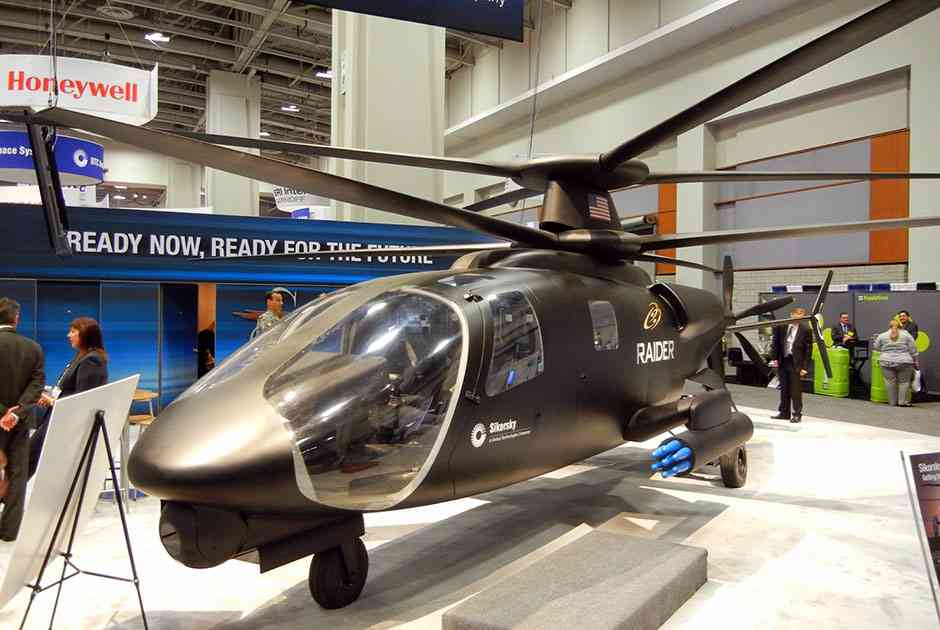 Полноразмерный макет перспективного разведывательного и ударного высокоскоростного вертолета S-97 Raider от компании Sikorsky