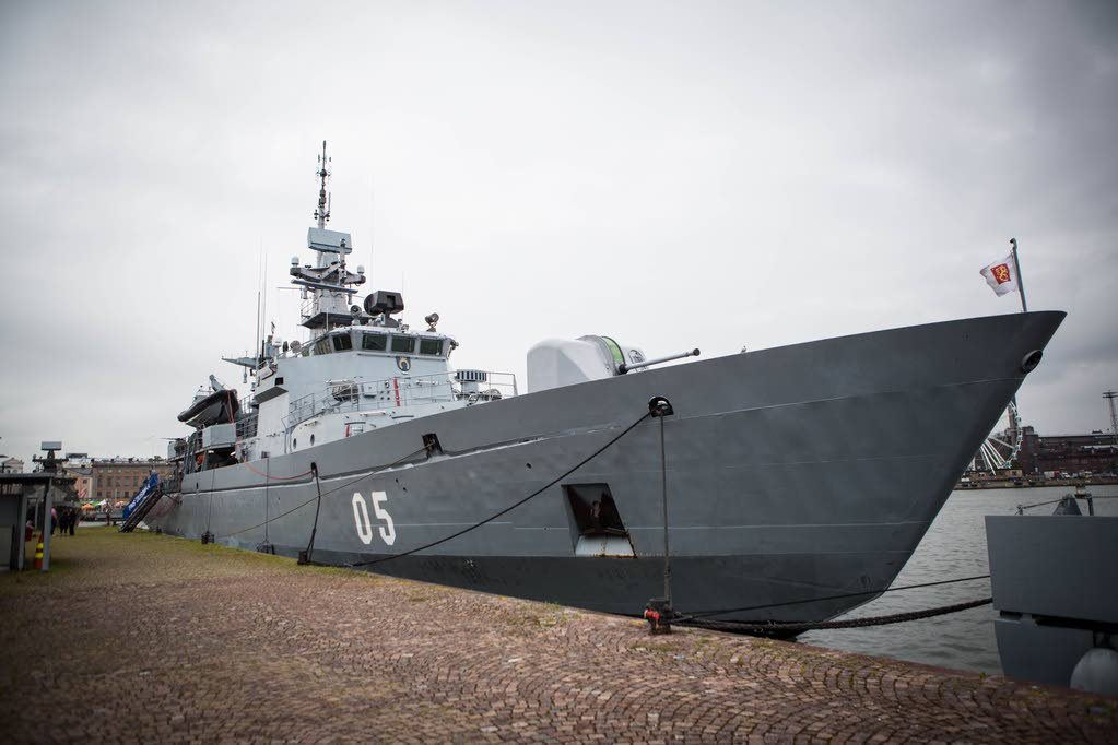 Финский минный заградитель (используемый также в качестве эскортного корабля) Uusimaa типа Hämeenmaa после военно-морского парада в Хельсинки 09.07.2015