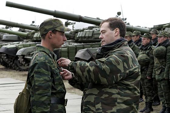 Военные расходы России в 2016 году будут сокращены на 225 миллиардов рублей