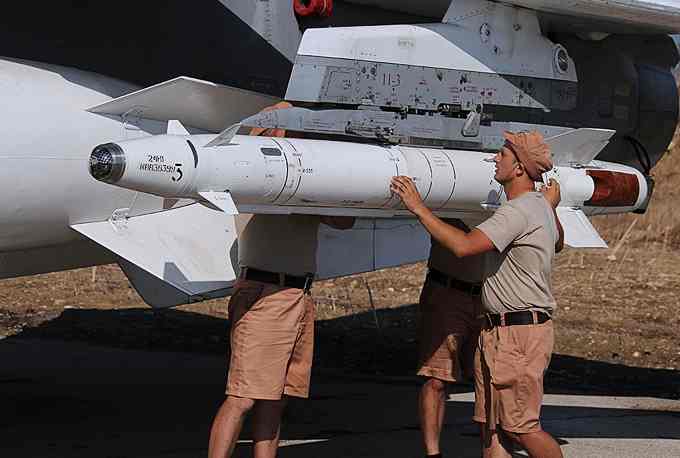 Технический персонал готовит самолет к вылету Су-24 в Сирии