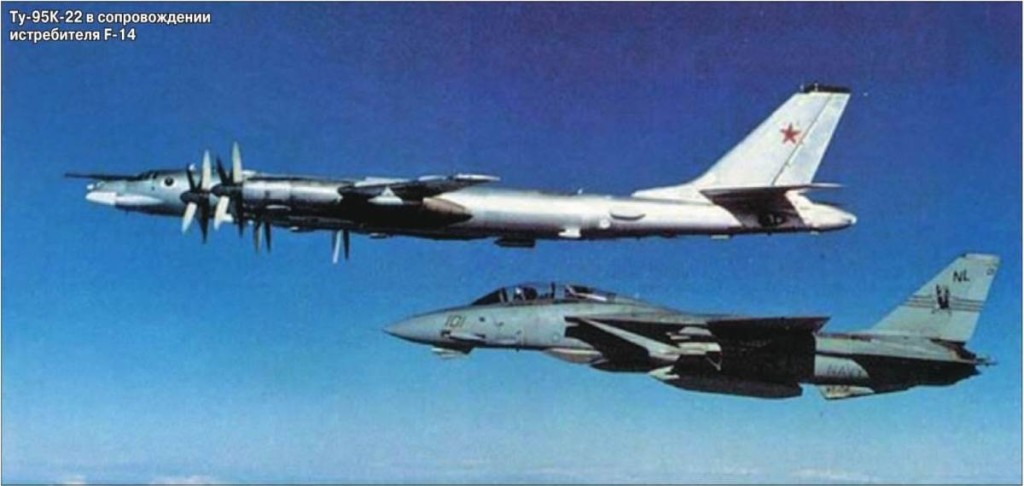 Ту-95К-22 в сопровождении истребителя F-14