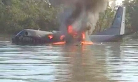 В Малайзии военно-транспортный самолет совершил посадку на воду
