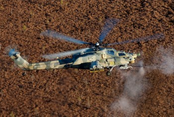Боевой вертолет Ми-28НЭ стреляет по исламистам