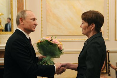 Владимир Путин поздравляет с Международным женским днём