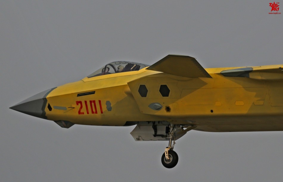 Китайский истребитель J-20 и бриллиантовый глаз.