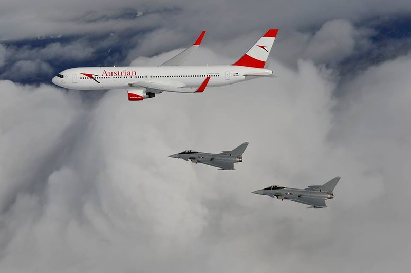 Фото учебного перехвата пассажирского самолёта истребителями Eurofighter Typhoon австрийских ВВС