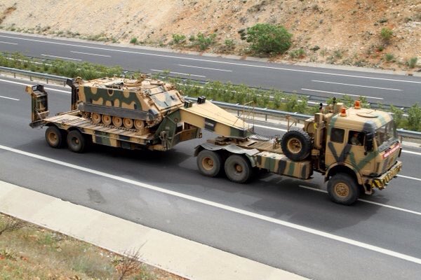 Турция стягивает тяжелую бронетехнику и ракетные комплексы к границе с Сирией