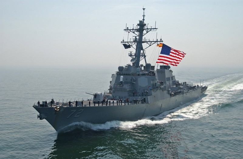 Эсминец ВМС США открыл огонь в Ормузском проливе