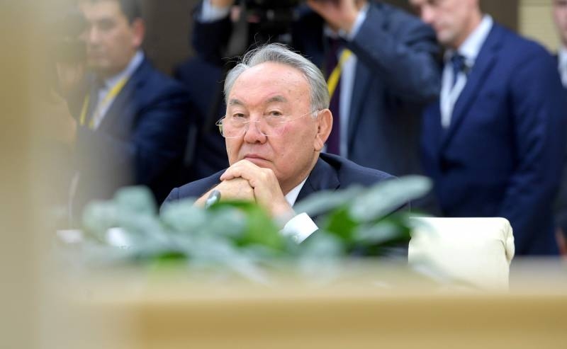 Перейти Казахстану на удобную латиницу внезапно помешал Назарбаев