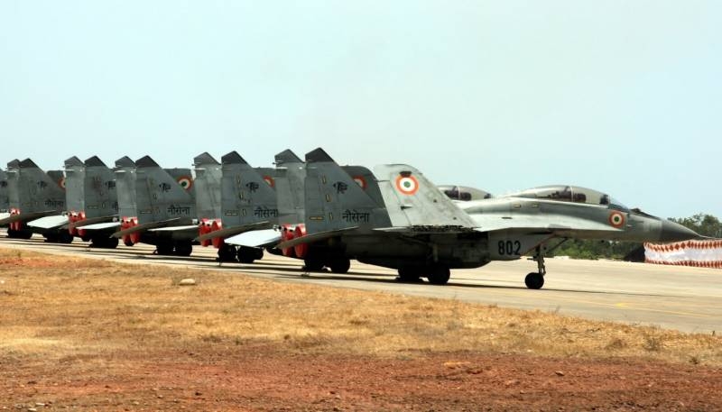 МиГ-29К ВМС Индии во время взлета съехал с полосы и загорелся