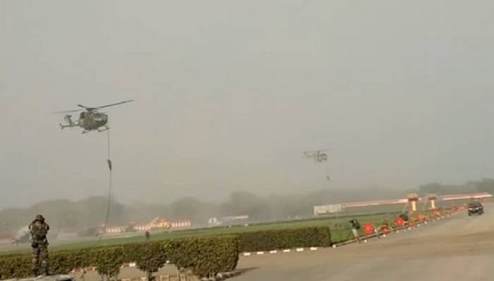 Трое индийских военных получили травмы при падении с вертолета