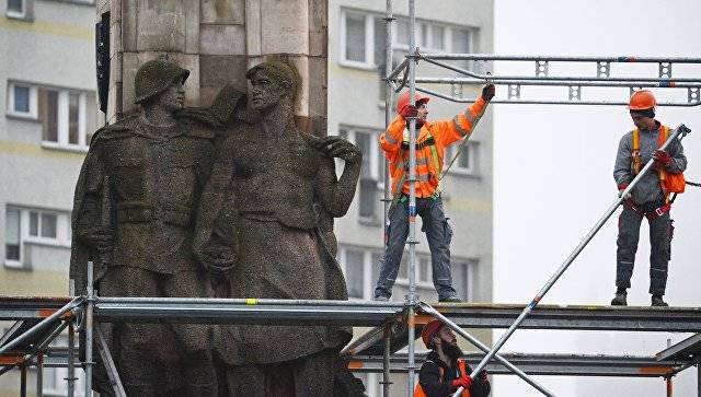 Польские власти намерены снести около 30-ти восстановленных советских памятников