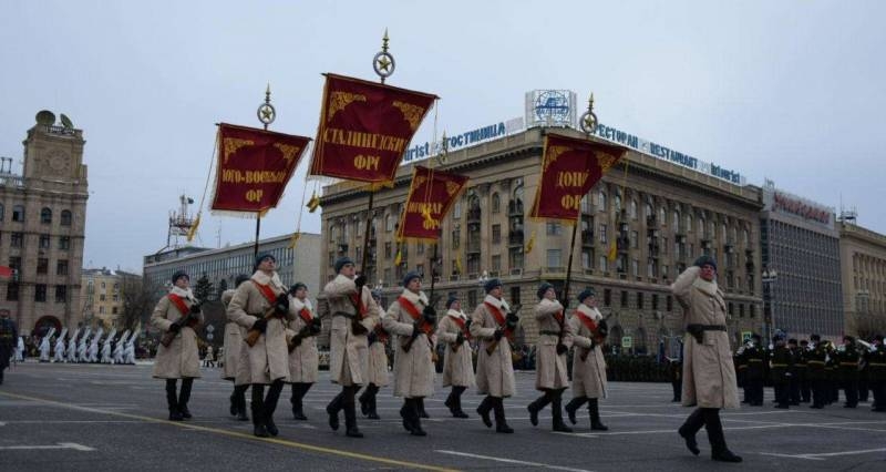 В городе-герое Волгограде (Сталинграде) более 30 тыс. человек наблюдали за военным парадом