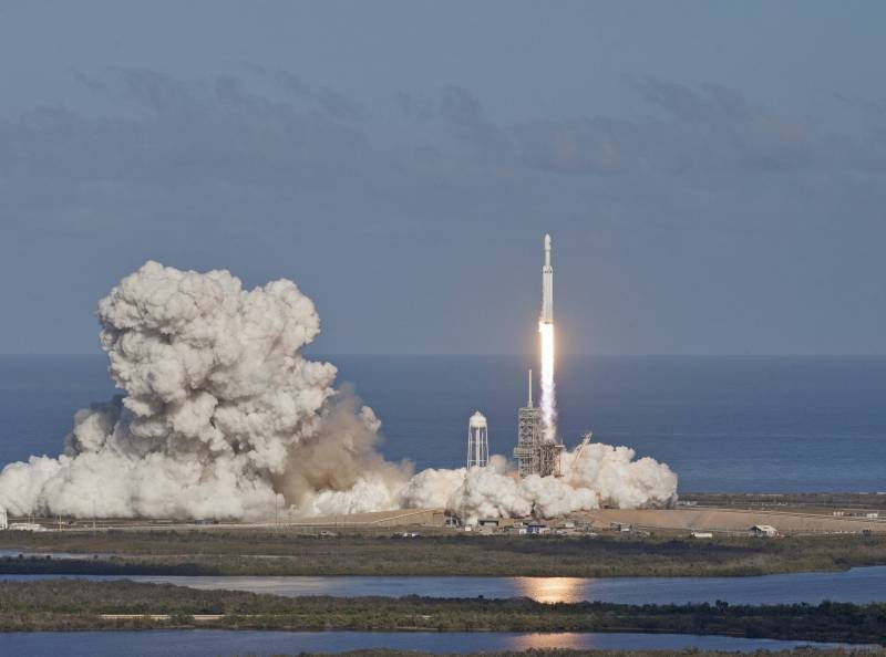 Разгонный блок ракеты Falcon Heavy разбился во время посадки