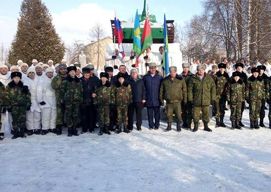 Десантники из РФ и Беларуси совершили встречный лыжный поход в честь столетия Красной Армии