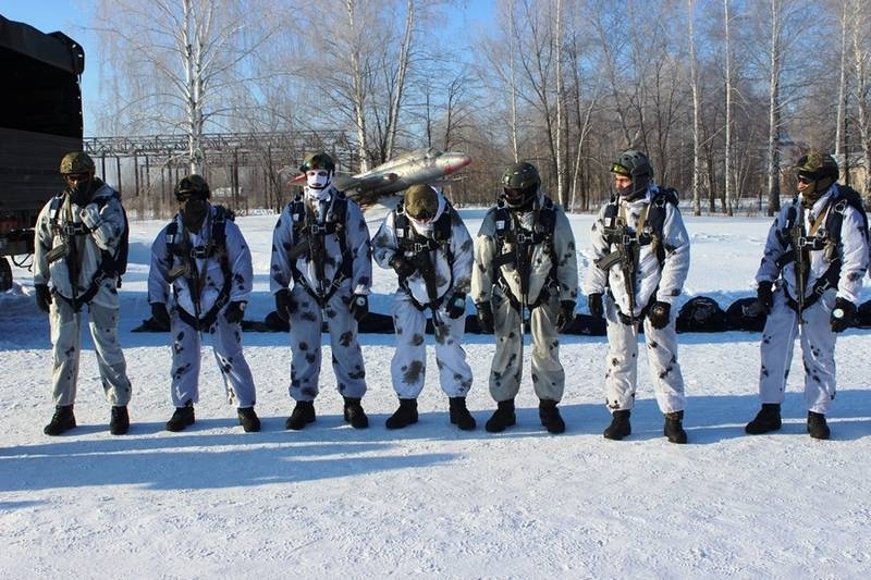 Разведчики ЦВО провели десантирование на правый берег Волги в Самарской области