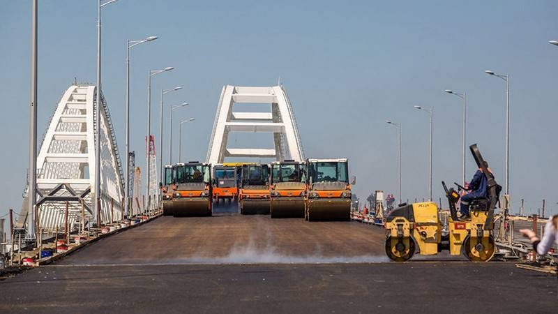 Осталась железнодорожная. Автодорожная часть Крымского моста принята в эксплуатацию