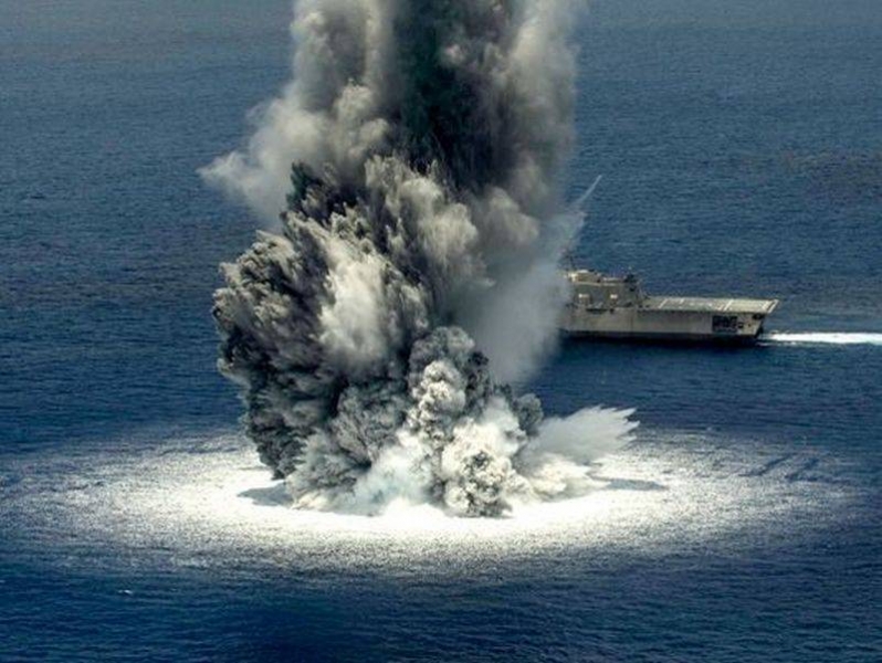 Новейший авианосец США USS Gerald R. Ford все-таки "взорвут"