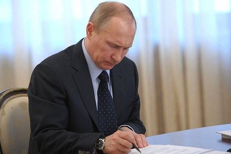 Путин поручил упростить получение вида на жительство в РФ