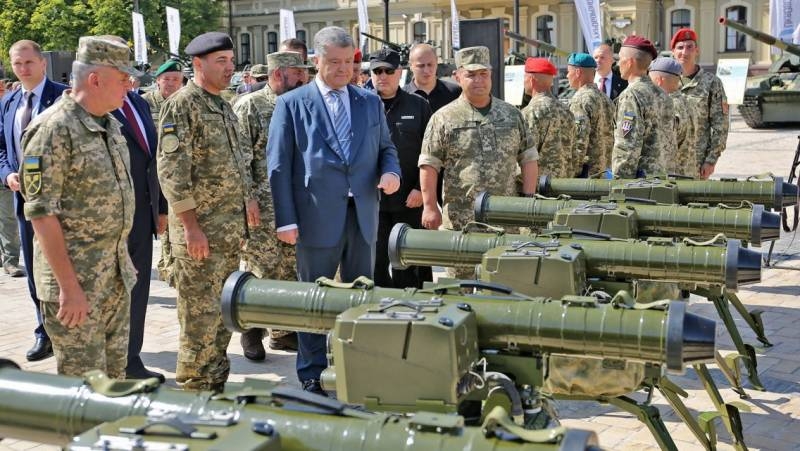 Порошенко передал ВСУ оружие и заявил о необходимости править конституцию