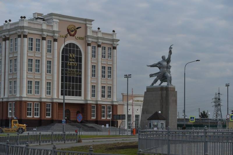 Рабочий и Колхозница вместо Маннергейма и Колчака