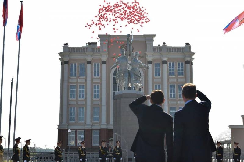 Рабочий и Колхозница вместо Маннергейма и Колчака