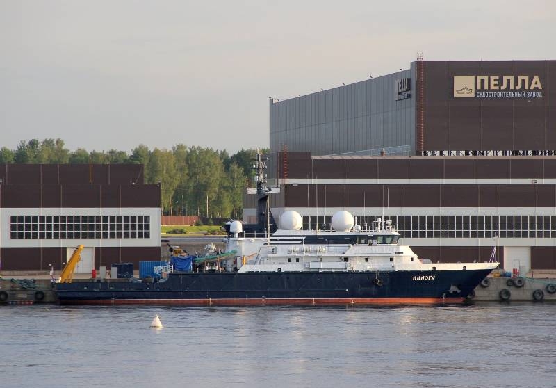 На опытовом судне «Ладога» поднят флаг ВМФ