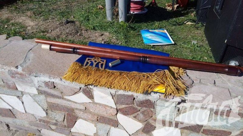Нехорошее знамение: в Херсоне Порошенко встретили «палкой»