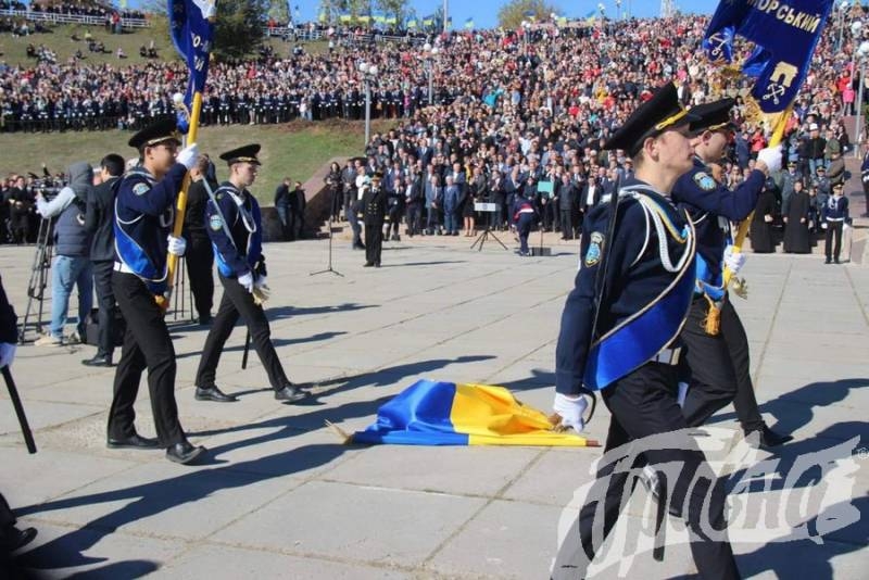 Нехорошее знамение: в Херсоне Порошенко встретили «палкой»