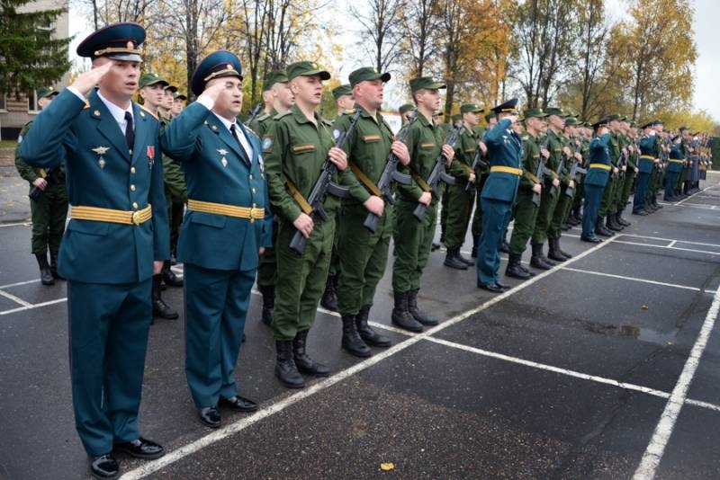 ВЦИОМ: Россияне предпочитают армию и церковь другим общественным институтам