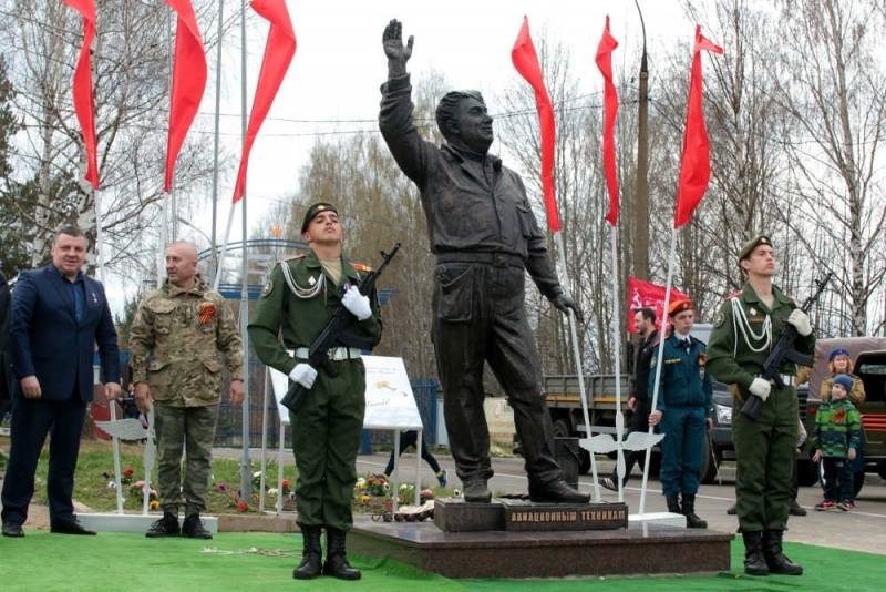 Под Астраханью открыли памятник, посвященный авиационным техникам