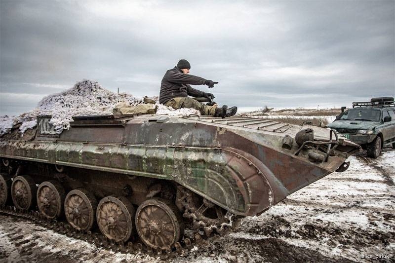 Украинская бронетехника в 100 м от "серой зоны" на Донбассе