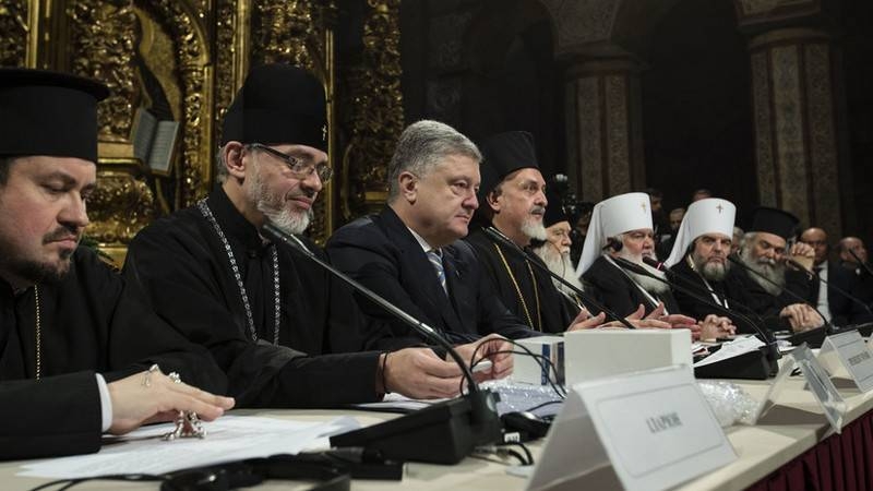 Порошенко переименовал украинскую православную церковь