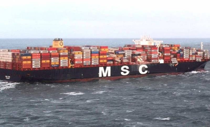 Сухогруз потерял в Северном море контейнеры с опасными химикатами