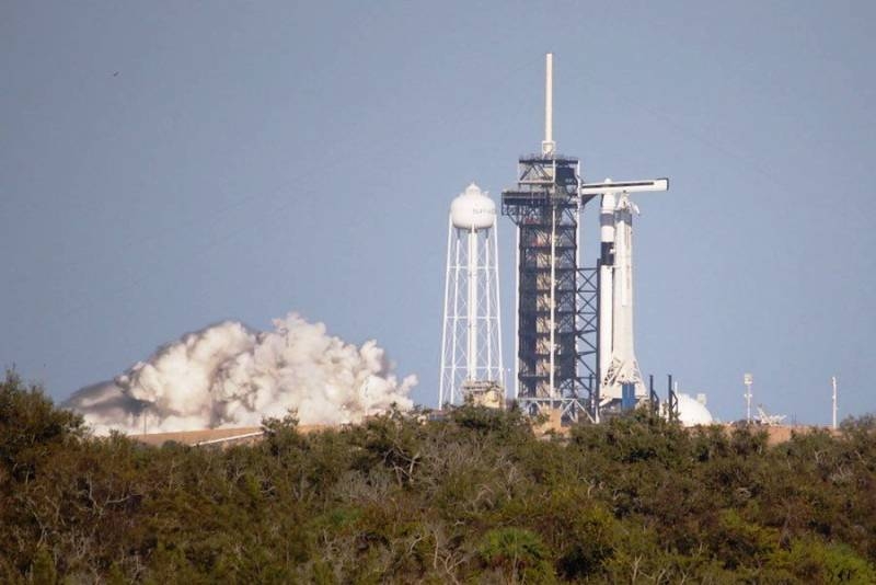 SpaceX провела огневое испытание носителя Falcon 9