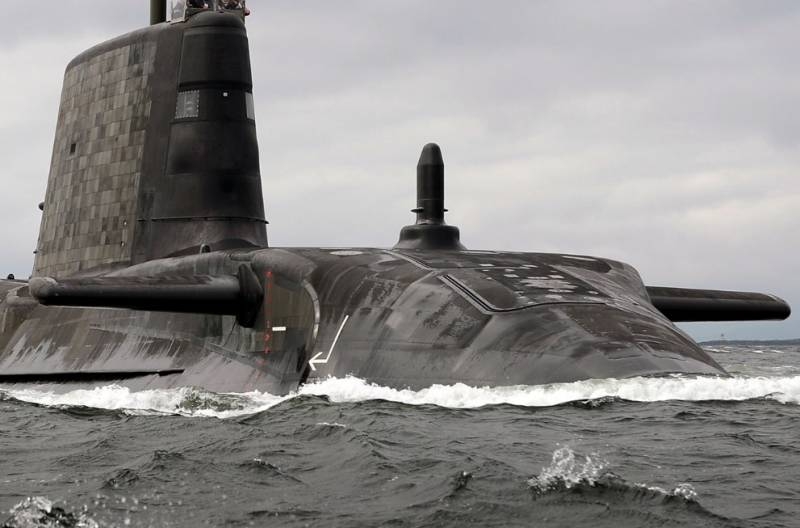 Подлодка ВМС Британии едва не столкнулась с паромом