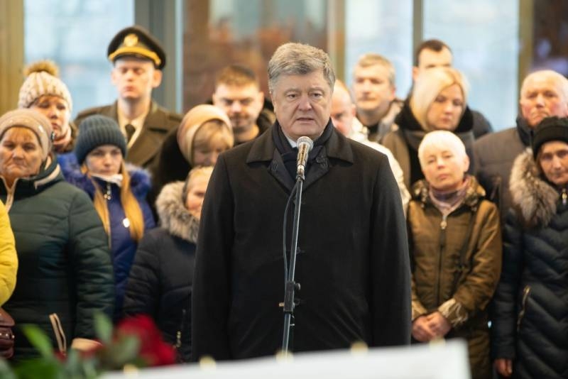 Порошенко заявил, что над аэропортом Донецка будет развеваться украинский флаг