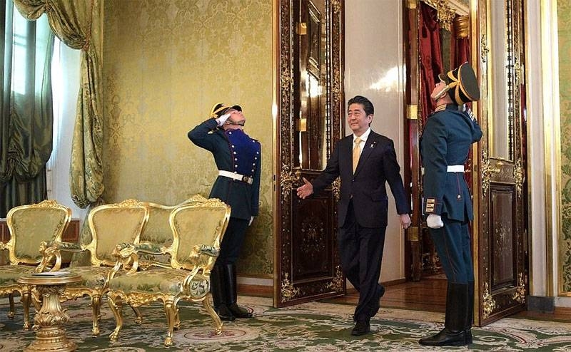 Реакция в Японии на московский визит Абэ: Путин повесил перед ним морковку