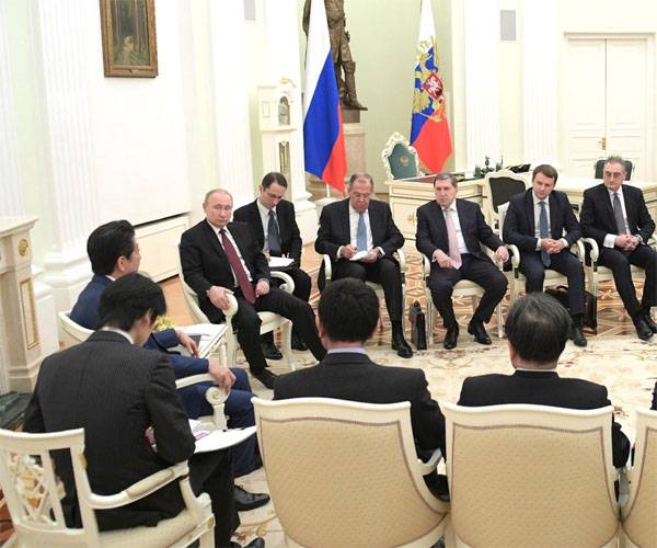 В Кремле главы государств обсуждают мирный договор России с Японией