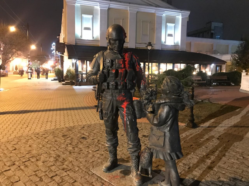 Памятник "Вежливым людям" в Крыму облили краской