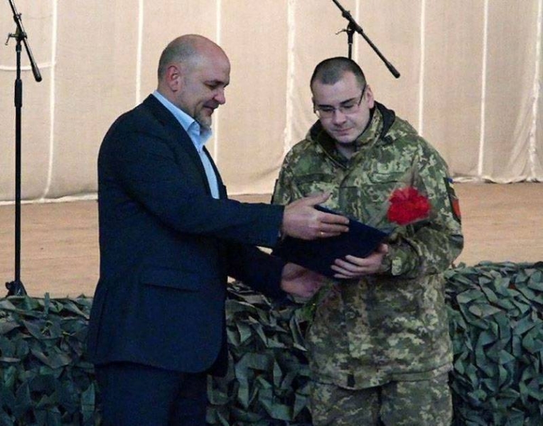 На Украине высмеяли 72-ю омбр за внешний вид на церемонии награждения