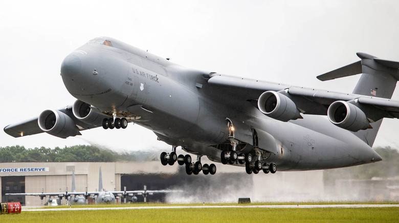 Снова лёг на полосу: авария американского военного транспортника C-5