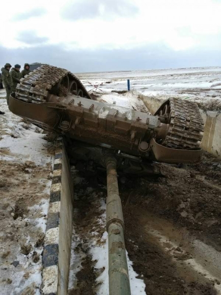 В сети обсуждаются фото перевернувшегося Т-72 ВС РФ