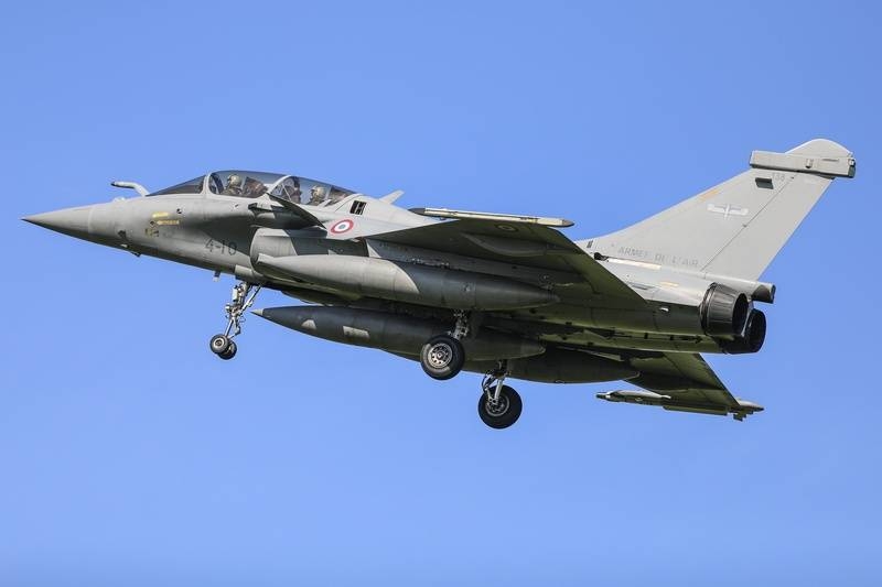 Французский истребитель Rafale при взлёте катапультировал второго пилота