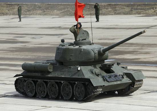 Военная полиция РФ отреставрировала выкопанный на юге Сирии Т-34