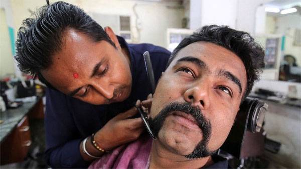 В Индии идёт кампания по героизации лётчика Абхинандана - "усы как у героя"
