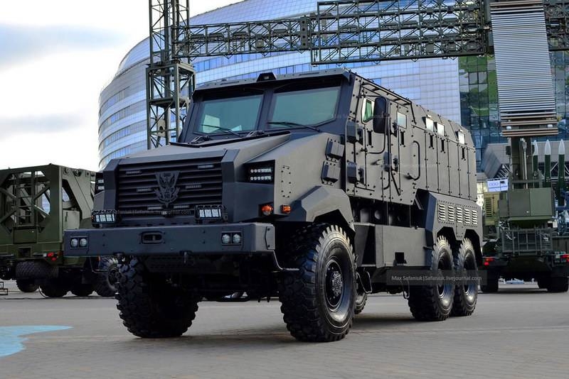 Белоруссия впервые представила новый бронеавтомобиль "Защитник"