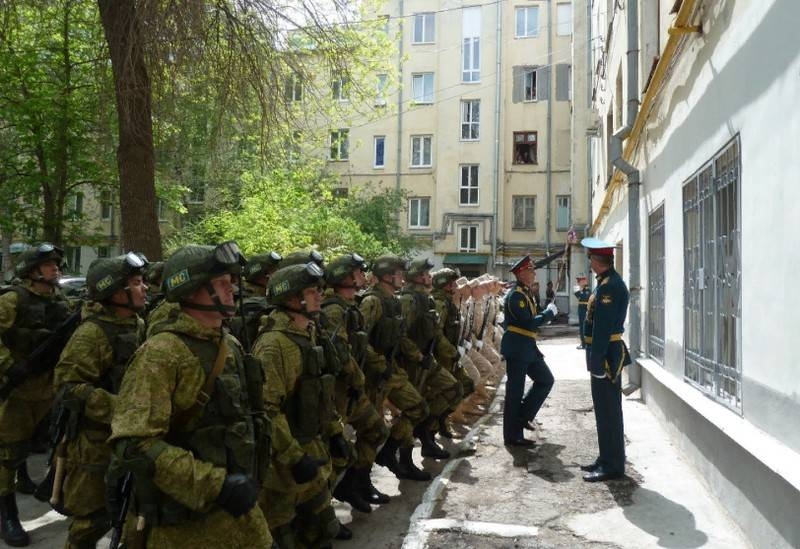 Самарских ветеранов военные поздравили минипарадами
