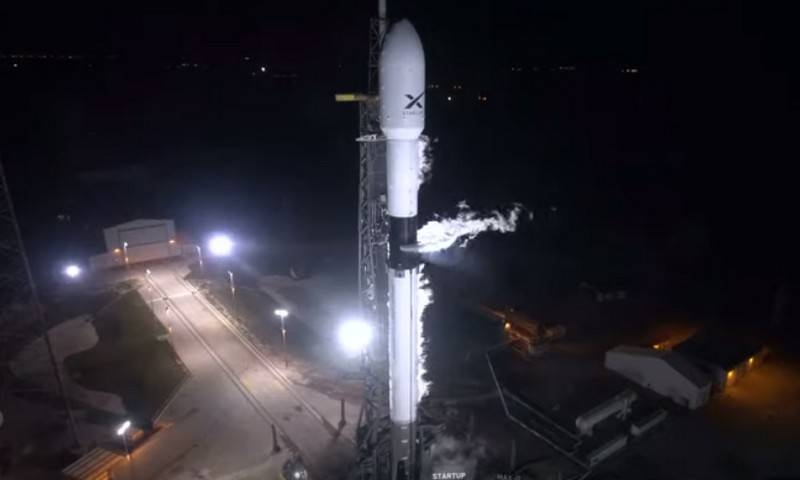 Тяжелая ракета Falcon 9 SpaceX успешно вывела на орбиту 60 спутников