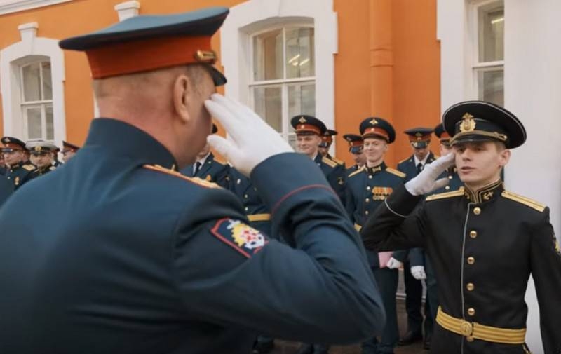 Минобороны и МВД отвергли введение обращения "господин" вместо "товарищ"